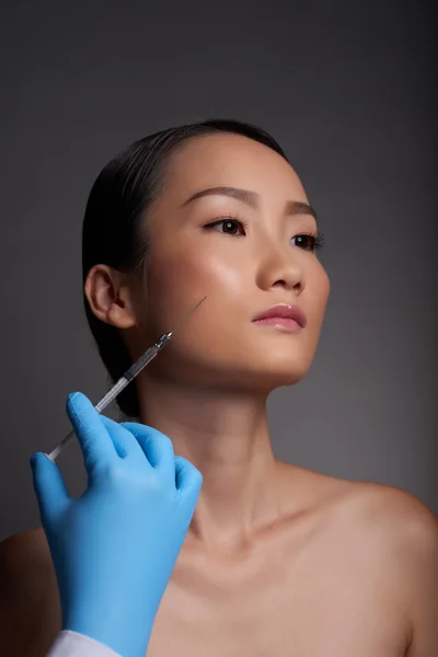 Vrouw klaar om schoonheid injectie — Stockfoto