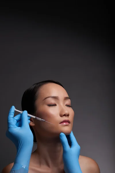 Vrouw met gezichtsbehandeling — Stockfoto