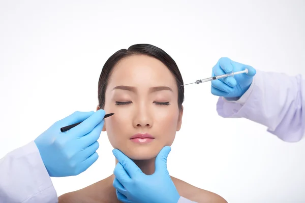 Preparación de la mujer para la cirugía plástica facial — Foto de Stock