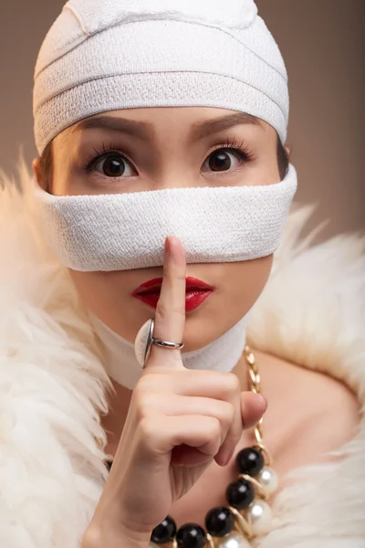 Joven mujer china guardando secreto —  Fotos de Stock