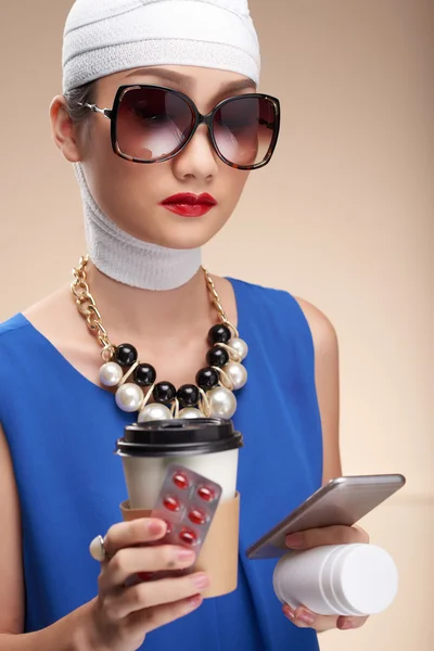 Glamorösa kvinna med kaffe och tabeller — Stockfoto