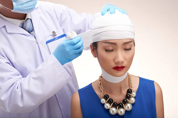 Fashionabla kvinna att ha huvudet bandage — Stockfoto