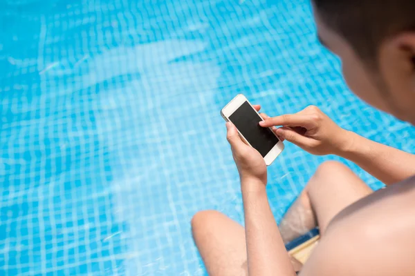 Hombre en la piscina —  Fotos de Stock