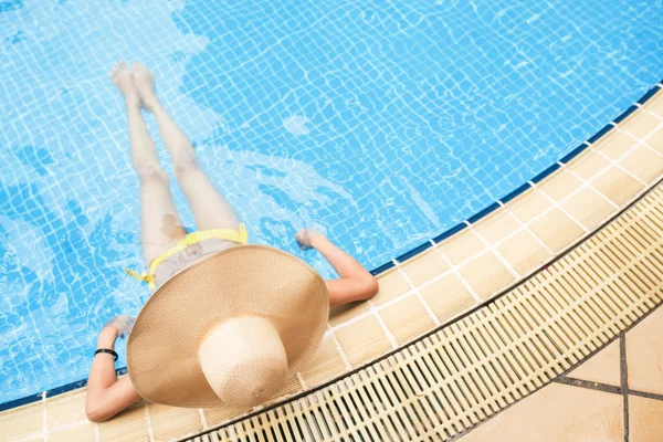 Femme dans la piscine — Photo