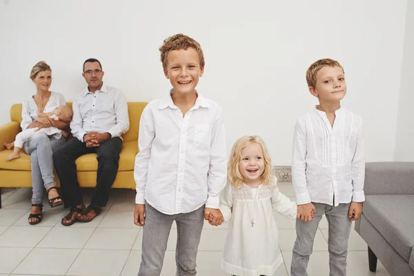 Dois irmãos de mãos dadas de irmã — Fotografia de Stock