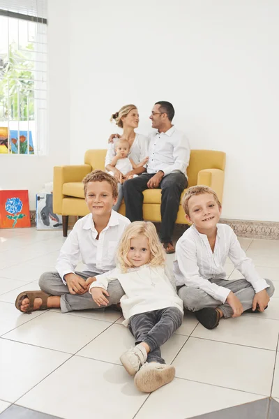 Niña y sus hermanos — Foto de Stock