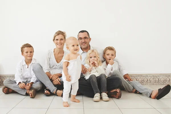 Pais com quatro filhos — Fotografia de Stock