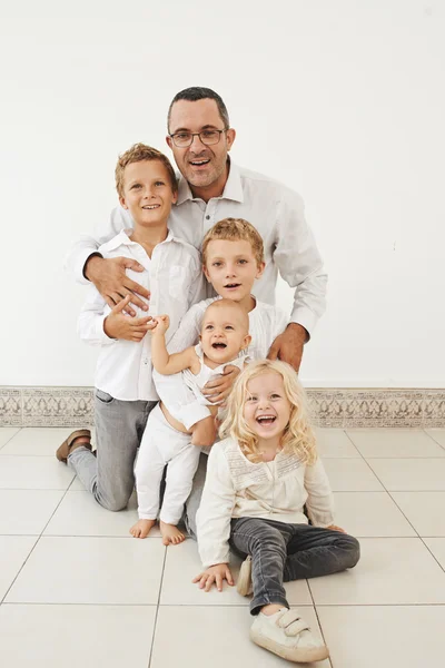 Single father and his children — Stock Photo, Image