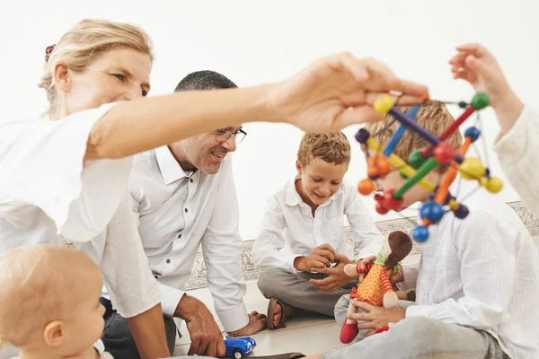 Parents jouant avec les enfants — Photo