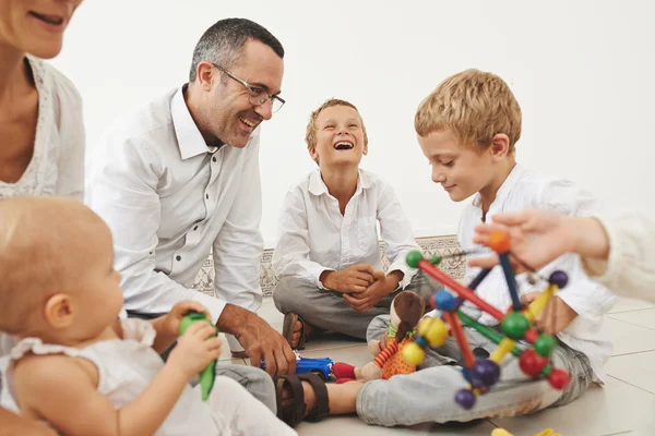 De gelukkige kinderen spelen met ouders — Stockfoto