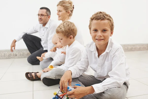 Lachende jongen met zijn familie — Stockfoto