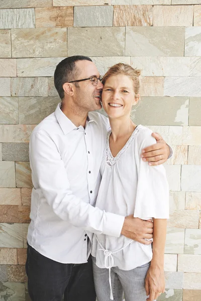 Hombre besando a su hermosa esposa —  Fotos de Stock