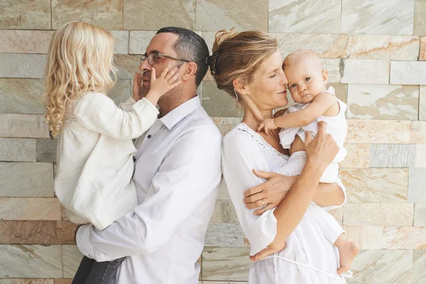 Glücklicher Vater und Mutter mit Töchtern — Stockfoto