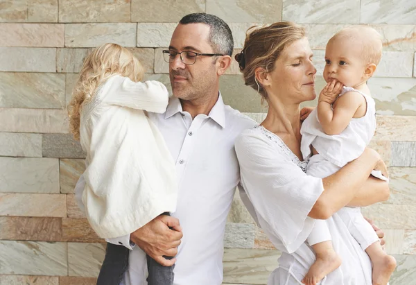 Milující rodiče s dvěma dcerami — Stock fotografie