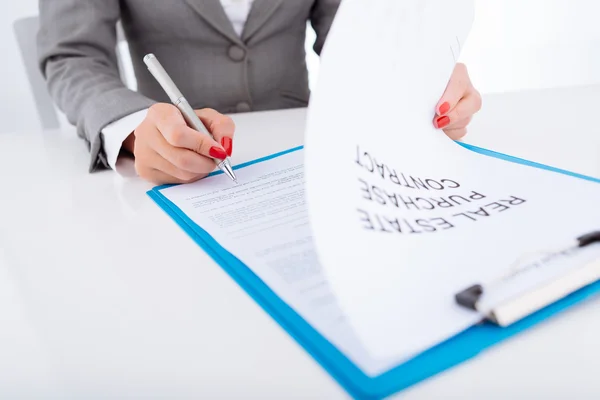 Manager vrouwelijke onroerende goederen — Stockfoto