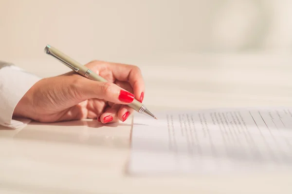 Mão feminina pronta para assinar documento — Fotografia de Stock