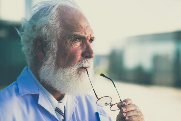 Senior man geconcentreerd — Stockfoto