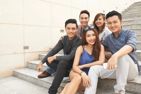 Grupo de adolescentes alegres posando — Fotografia de Stock