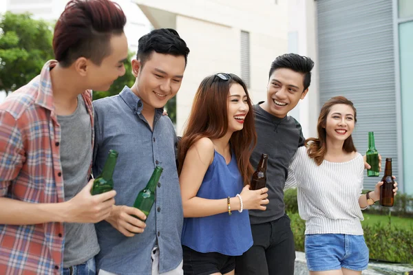 Adolescenti che camminano per strada — Foto Stock