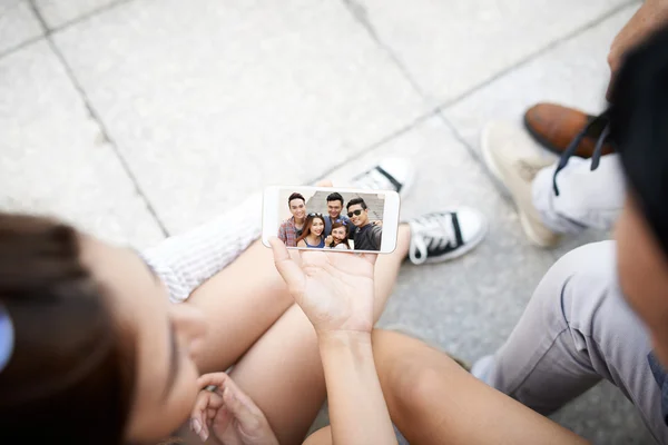Skupina teenagerů na smartphone — Stock fotografie