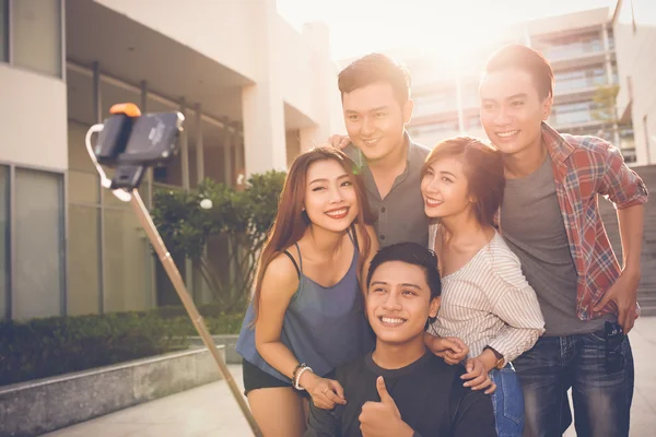 Foto com vara selfie — Fotografia de Stock