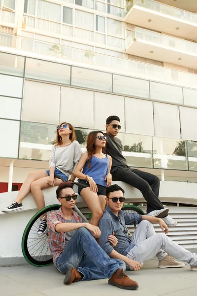 Adolescentes con estilo en gafas de sol —  Fotos de Stock