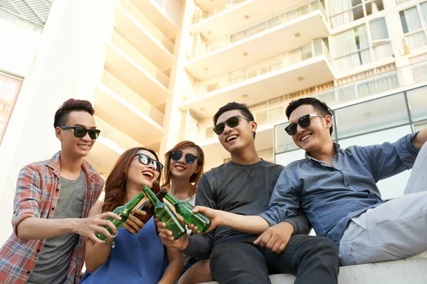 Adolescentes bebendo cerveja — Fotografia de Stock