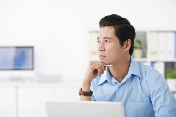 Uomo d'affari concentrato su problemi importanti — Foto Stock