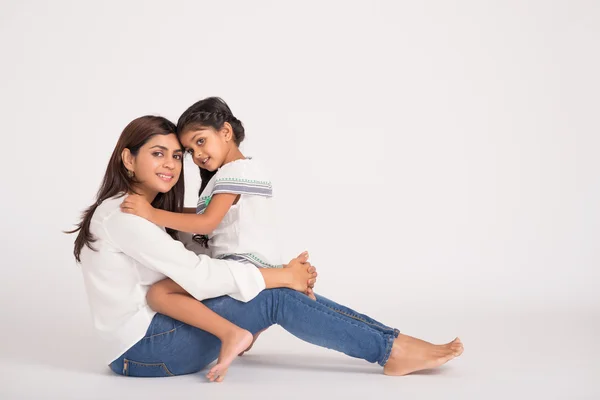 Mujer joven con su hija —  Fotos de Stock