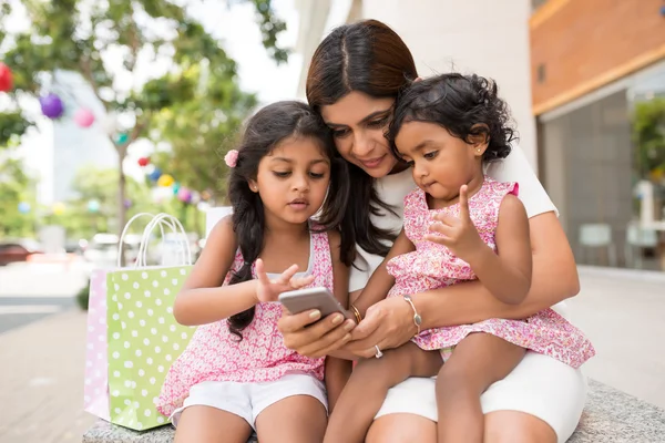 Žena a malé dcery SMS zprávy — Stock fotografie