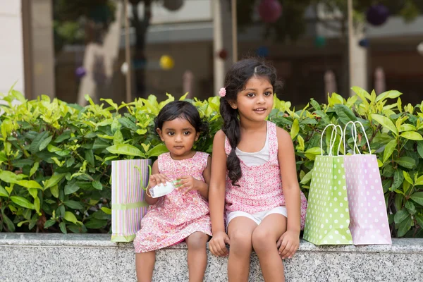 Meisjes met shopping tassen — Stockfoto