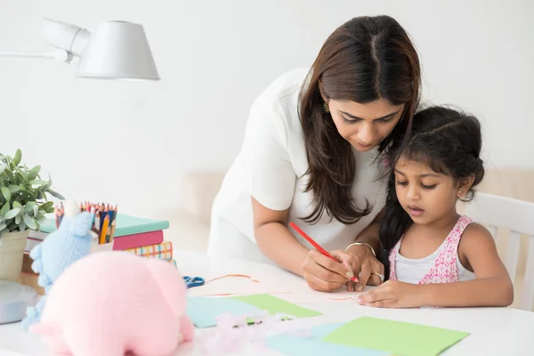 Young woman teaching her daughter — Stock Photo, Image