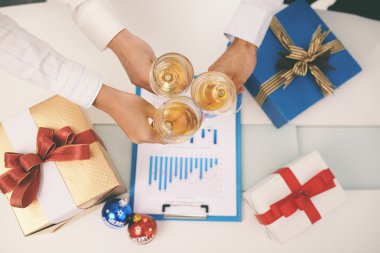 Eller bardakları tokuşturup yöneticileri