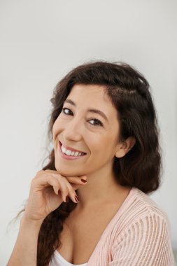 çekici kadın gülümsüyor