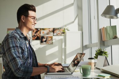 Vietnamca çalışma üstünde laptop serbest
