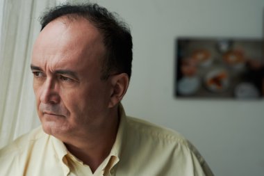 Hayal kırıklığına uğramış olgun adamın yüzünü