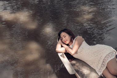 Tekne içinde uyuyan kadın