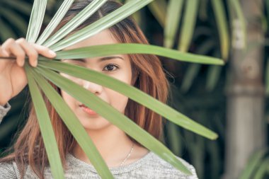 Palm tutan Vietnamca kadın bırakır