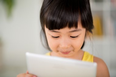 Dijital tablet ile kız