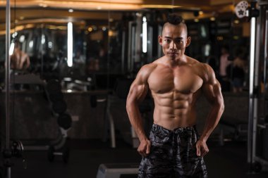 Vietnamca gömleksiz vücut geliştirmeci spor salonu