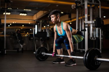 genç kadın ağırlık kaldırma egzersizleri