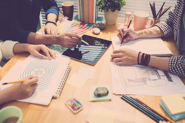 Diseñadores discutiendo planificación — Foto de Stock