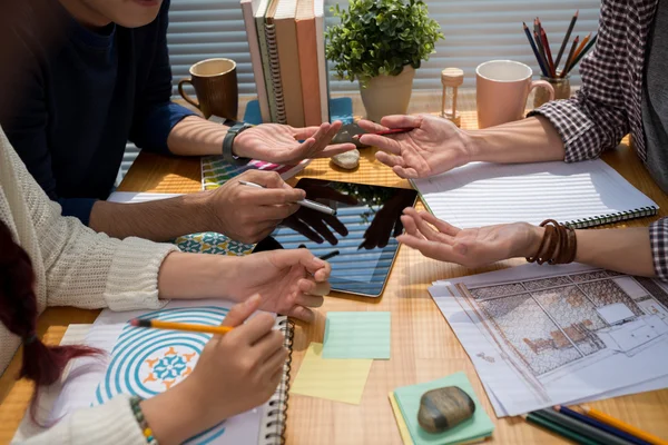 Grupo de designers discutindo projeto — Fotografia de Stock