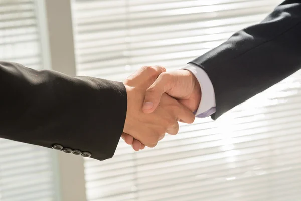 Handshake between two colleagues — Stock Photo, Image