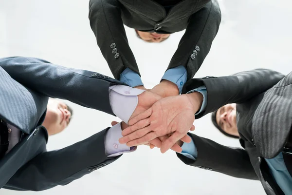 Affärsgrupp stapla sina händer — Stockfoto