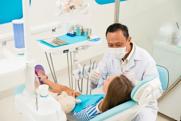 Doutor examinando dentes de menina — Fotografia de Stock