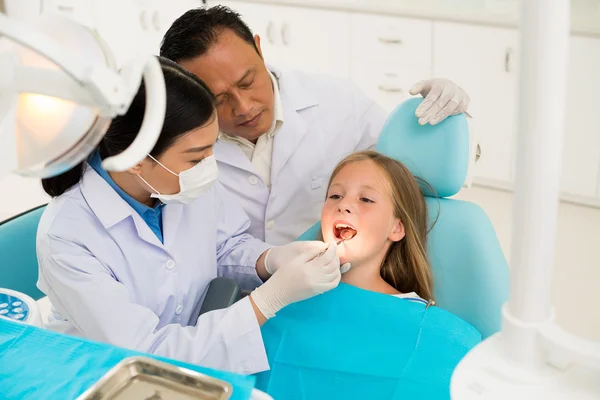 Schulmädchen mit professioneller Zahnuntersuchung — Stockfoto