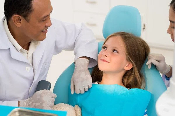 Fille dans une chaise de dentiste — Photo