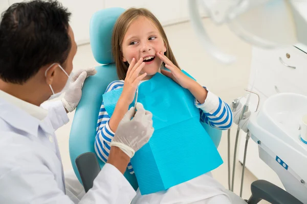 Menina tem medo de tratamento dentário — Fotografia de Stock