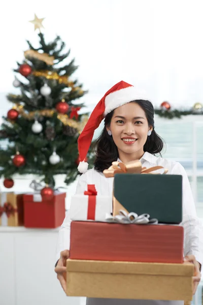 Güzel iş kadını olarak Noel Baba şapkası — Stok fotoğraf